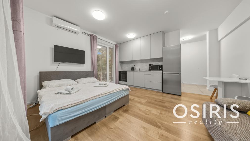 Klimatizovaný 1i byt s balkónom, novostavba 2022, predzáhradka, parkovacie miesto