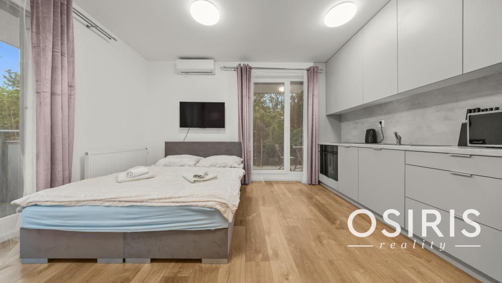 Klimatizovaný 1i byt s balkónom, novostavba 2022, predzáhradka, parkovacie miesto