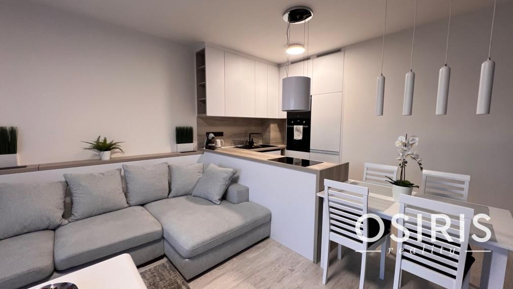 Klimatizovaný 2i byt s balkónom a s výhľadom na hrad, novostavba 2020