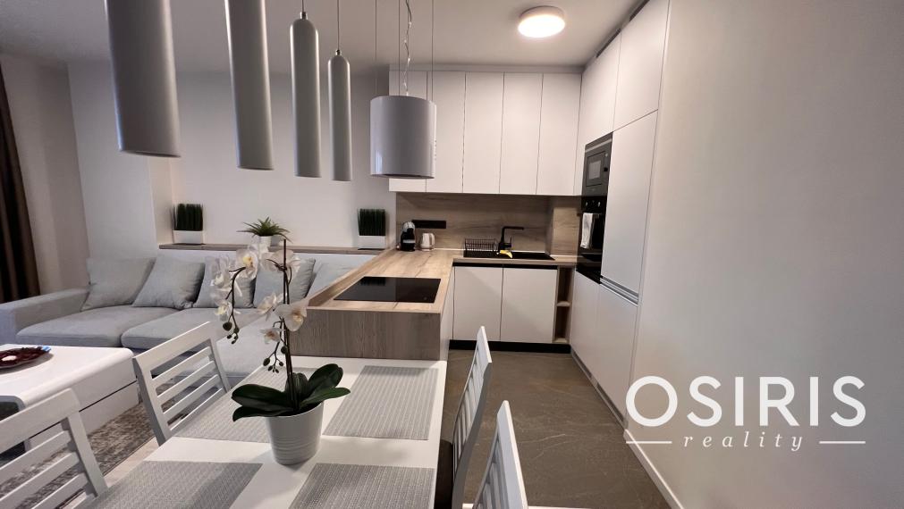 Klimatizovaný 2i byt s balkónom a s výhľadom na hrad, novostavba 2020