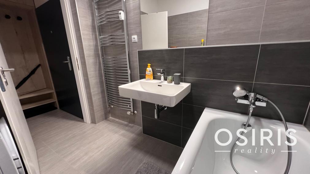 Klimatizovaný 2i byt s balkónom a s výhľadom na hrad, novostavba 2020