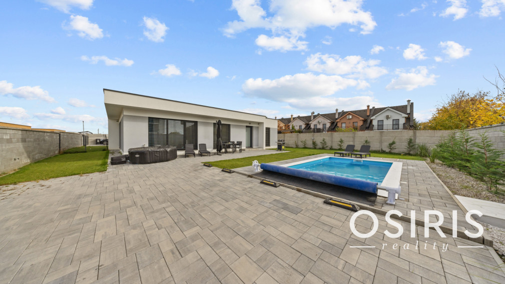 Klimatizovaný 4i rodinný dom s bazénom, 2x parkovanie na pozemku, novostavba 2023