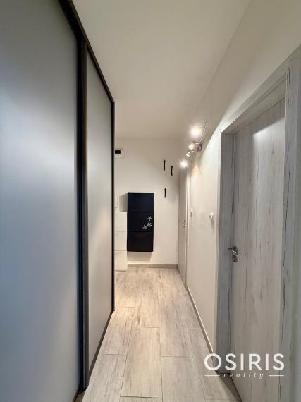 Pekný 2 izbový byt s veľkou zasklenou loggiou