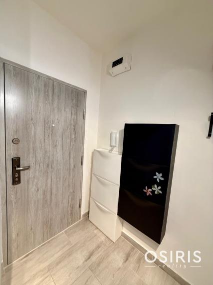 Pekný 2 izbový byt s veľkou zasklenou loggiou