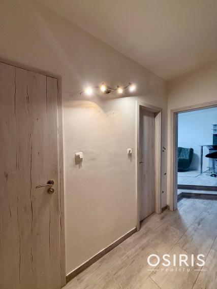 Pekný 2 izbový byt s veľkou zasklenou loggiou