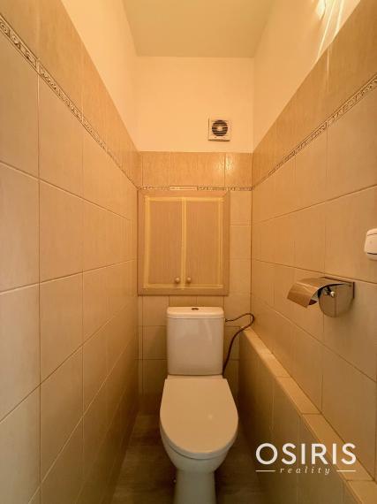 Pekný 2 izbový byt s veľkou zasklenou loggiou