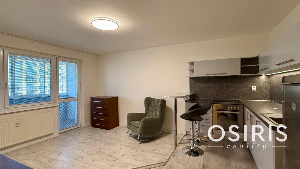 Pekný 2 izbový byt s veľkou zasklenou loggiou