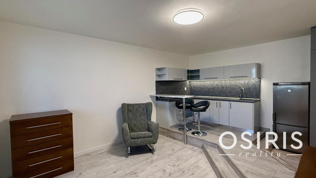 Pekný 2 izbový byt s veľkou zasklenou loggiou