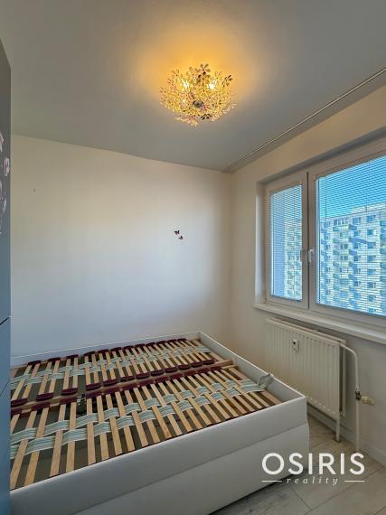 Pekný 2 izbový byt s veľkou zasklenou loggiou