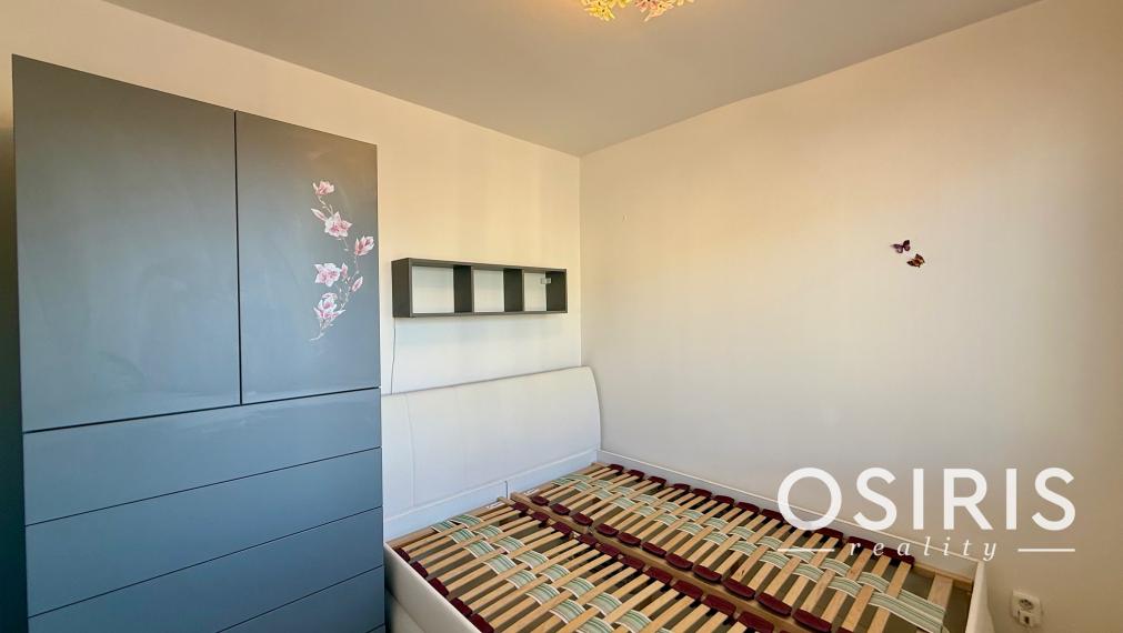 Pekný 2 izbový byt s veľkou zasklenou loggiou