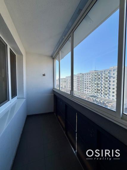 Pekný 2 izbový byt s veľkou zasklenou loggiou