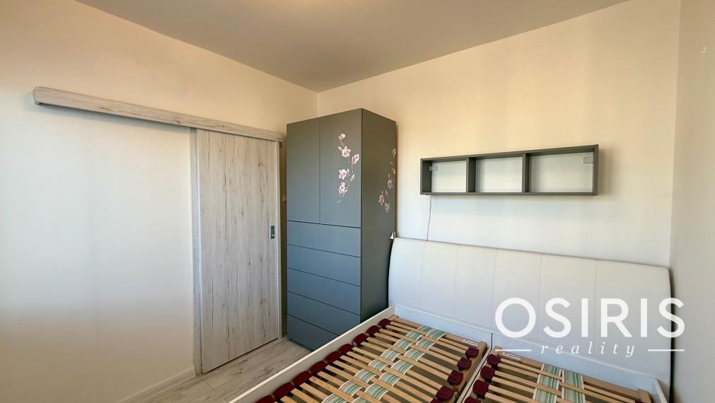 Pekný 2 izbový byt s veľkou zasklenou loggiou