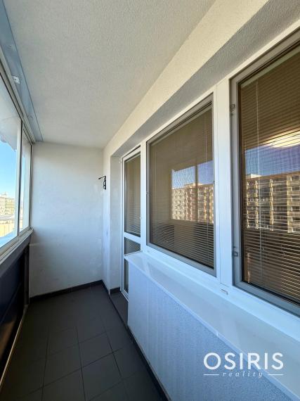 Pekný 2 izbový byt s veľkou zasklenou loggiou