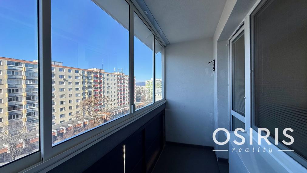 Pekný 2 izbový byt s veľkou zasklenou loggiou