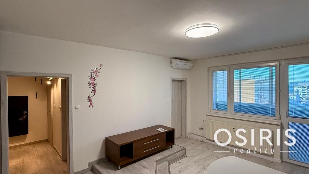 Pekný 2 izbový byt s veľkou zasklenou loggiou