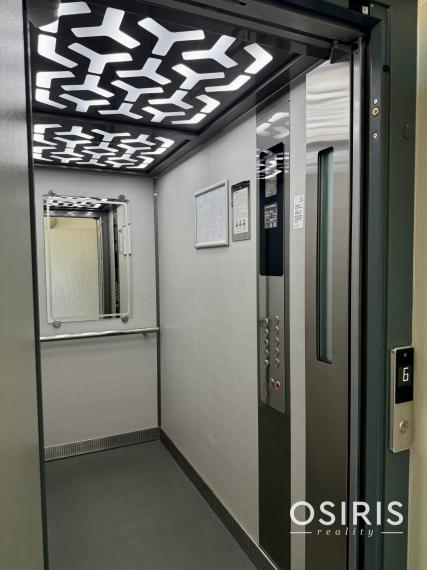 Pekný 2 izbový byt s veľkou zasklenou loggiou