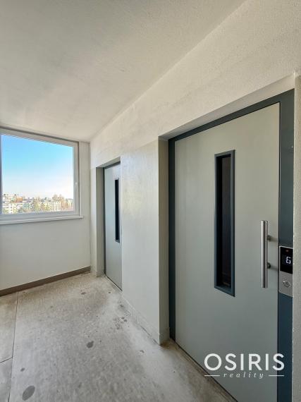 Pekný 2 izbový byt s veľkou zasklenou loggiou