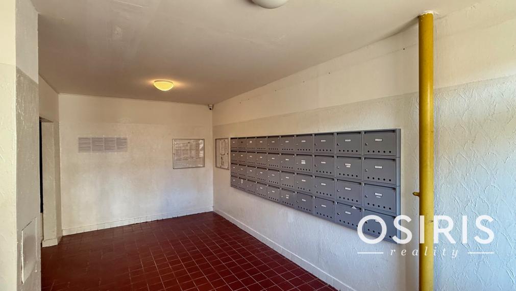 Pekný 2 izbový byt s veľkou zasklenou loggiou