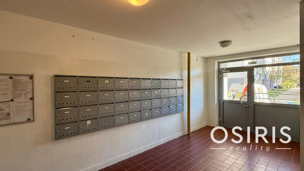 Pekný 2 izbový byt s veľkou zasklenou loggiou