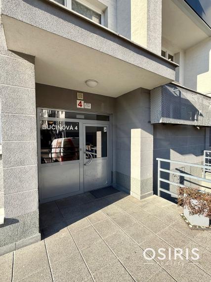 Pekný 2 izbový byt s veľkou zasklenou loggiou