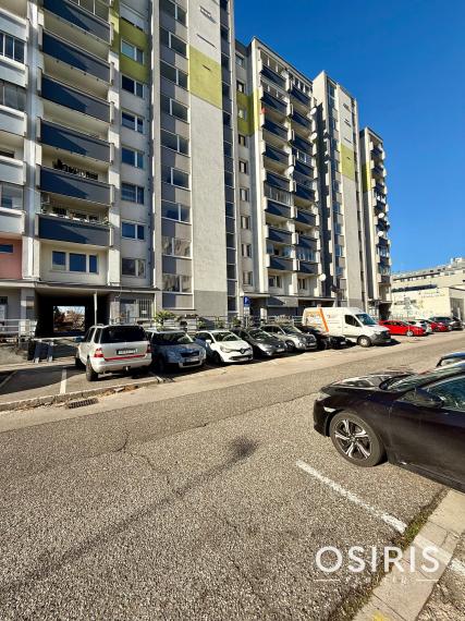 Pekný 2 izbový byt s veľkou zasklenou loggiou