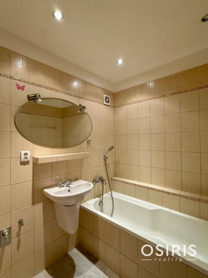 Pekný 2 izbový byt s veľkou zasklenou loggiou