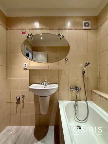 Pekný 2 izbový byt s veľkou zasklenou loggiou