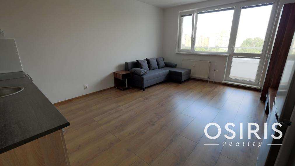 Zrekonštruovaná garsónka, začiatok Petržalky, Jungmanova ul.