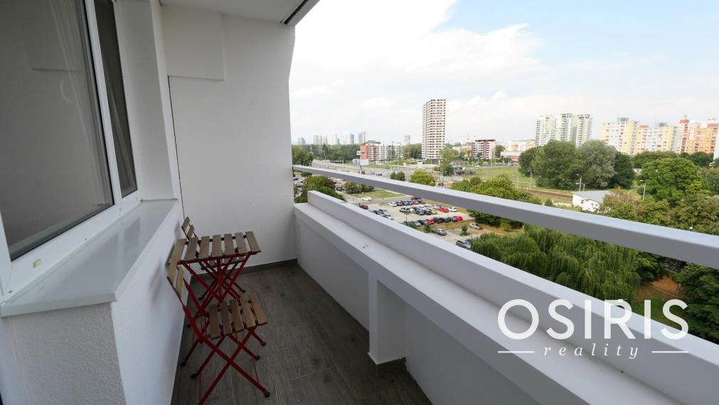 Zrekonštruovaná garsónka, začiatok Petržalky, Jungmanova ul.