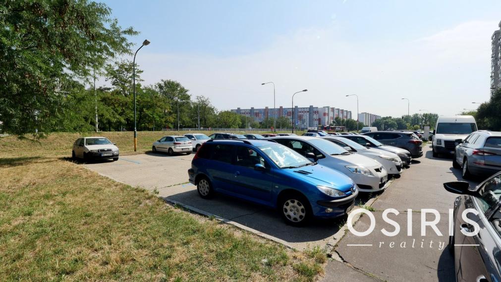 Zrekonštruovaná garsónka, začiatok Petržalky, Jungmanova ul.