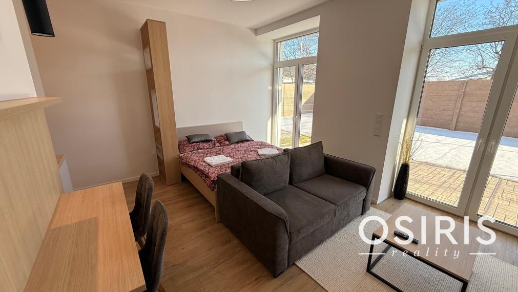 Zariadený 1i byt s terasou a predzáhradkou vo vyhľadávanej lokalite, Nálepkova ul. Lipt. Mikuláš - Tri Háje