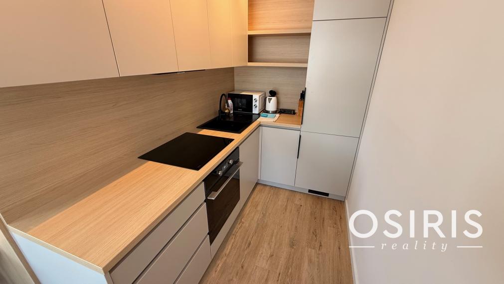 Zariadený 1i byt s terasou a predzáhradkou vo vyhľadávanej lokalite, Nálepkova ul. Lipt. Mikuláš - Tri Háje