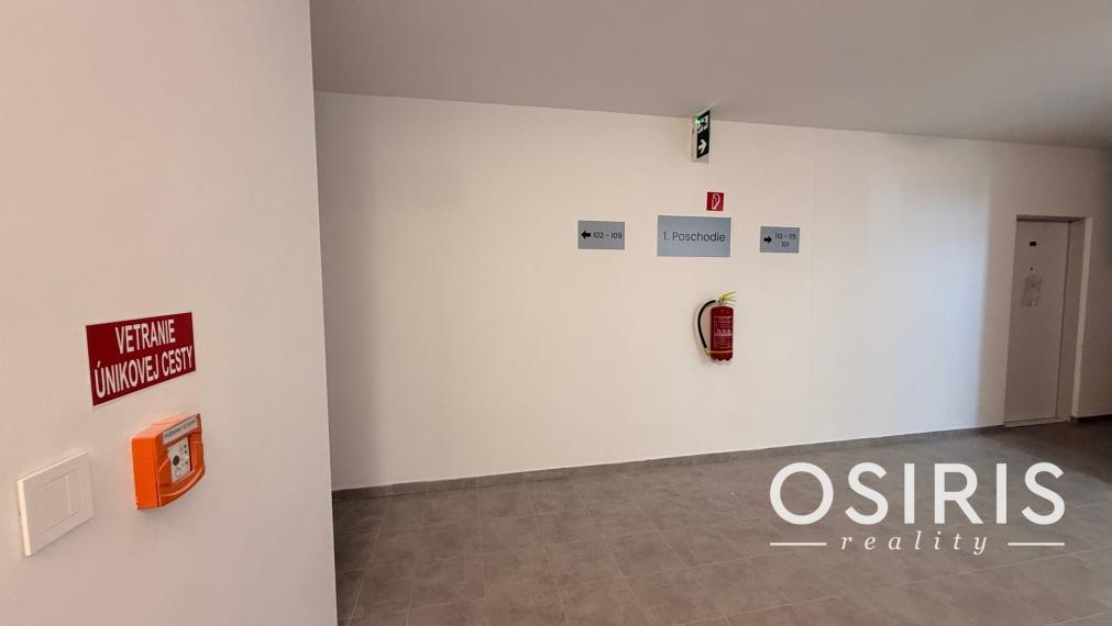 Zariadený 1i byt s terasou a predzáhradkou vo vyhľadávanej lokalite, Nálepkova ul. Lipt. Mikuláš - Tri Háje