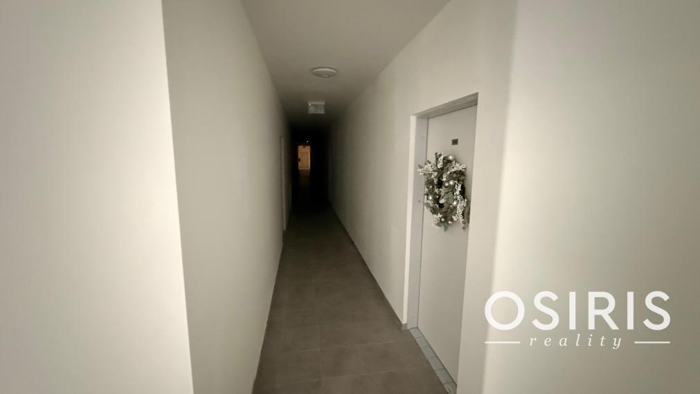 Zariadený 1i byt s terasou a predzáhradkou vo vyhľadávanej lokalite, Nálepkova ul. Lipt. Mikuláš - Tri Háje