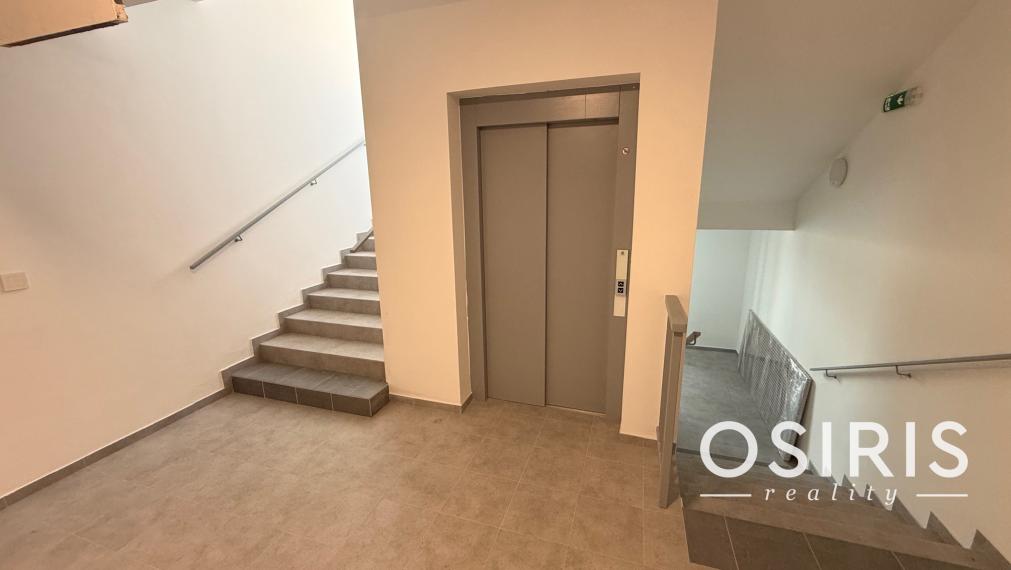 Zariadený 1i byt s terasou a predzáhradkou vo vyhľadávanej lokalite, Nálepkova ul. Lipt. Mikuláš - Tri Háje