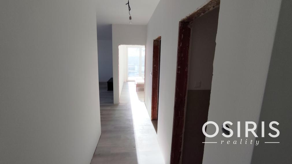 Klimatizovaný 3i byt v novostavbe z r. 2026, terasa 24 m2, 1 x parkovanie