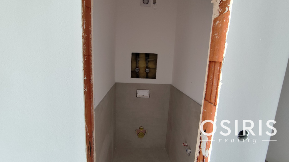 Klimatizovaný 3i byt v novostavbe z r. 2026, terasa 24 m2, 1 x parkovanie