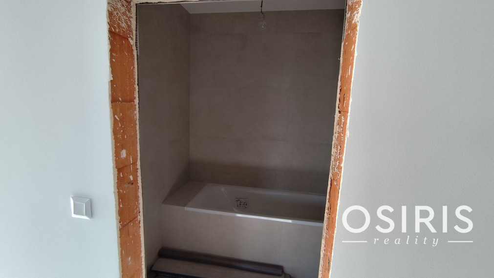 Klimatizovaný 3i byt v novostavbe z r. 2026, terasa 24 m2, 1 x parkovanie