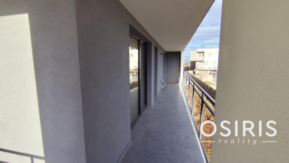 Klimatizovaný 3i byt v novostavbe z r. 2026, terasa 24 m2, 1 x parkovanie