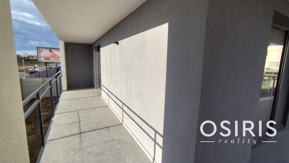 Klimatizovaný 3i byt v novostavbe z r. 2026, terasa 24 m2, 1 x parkovanie