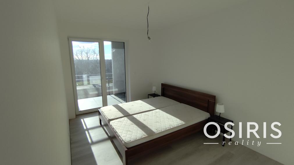 Klimatizovaný 3i byt v novostavbe z r. 2026, terasa 24 m2, 1 x parkovanie