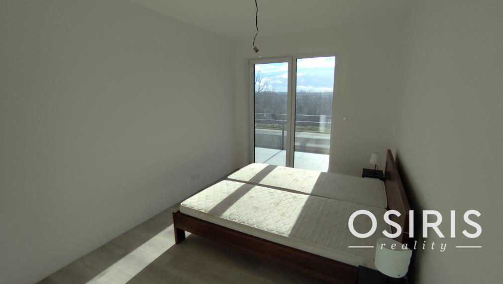 Klimatizovaný 3i byt v novostavbe z r. 2026, terasa 24 m2, 1 x parkovanie