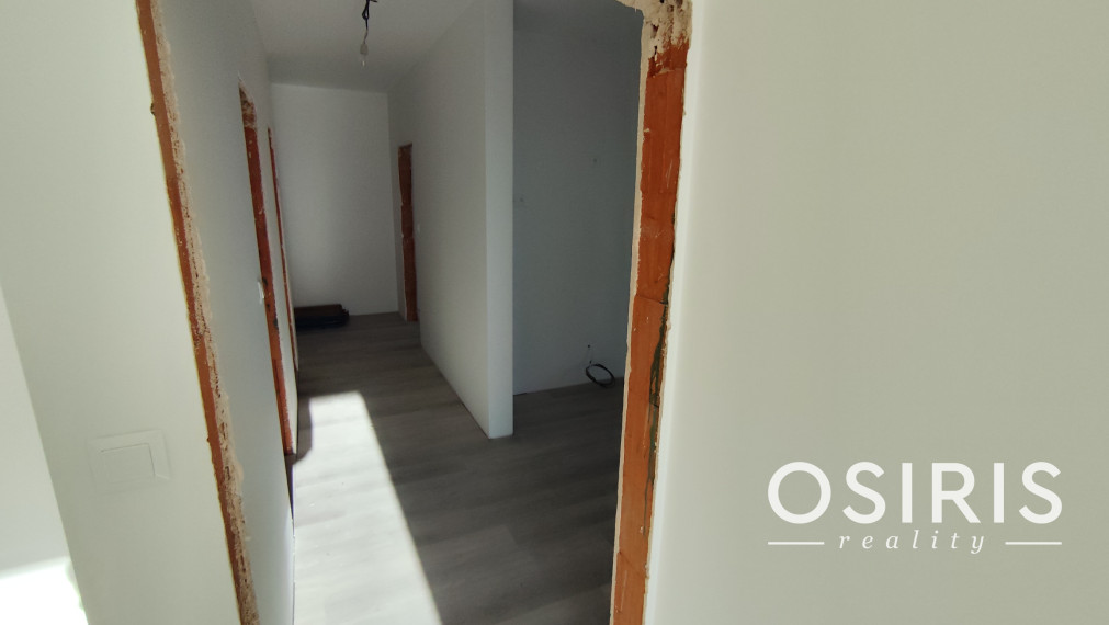 Klimatizovaný 3i byt v novostavbe z r. 2026, terasa 24 m2, 1 x parkovanie