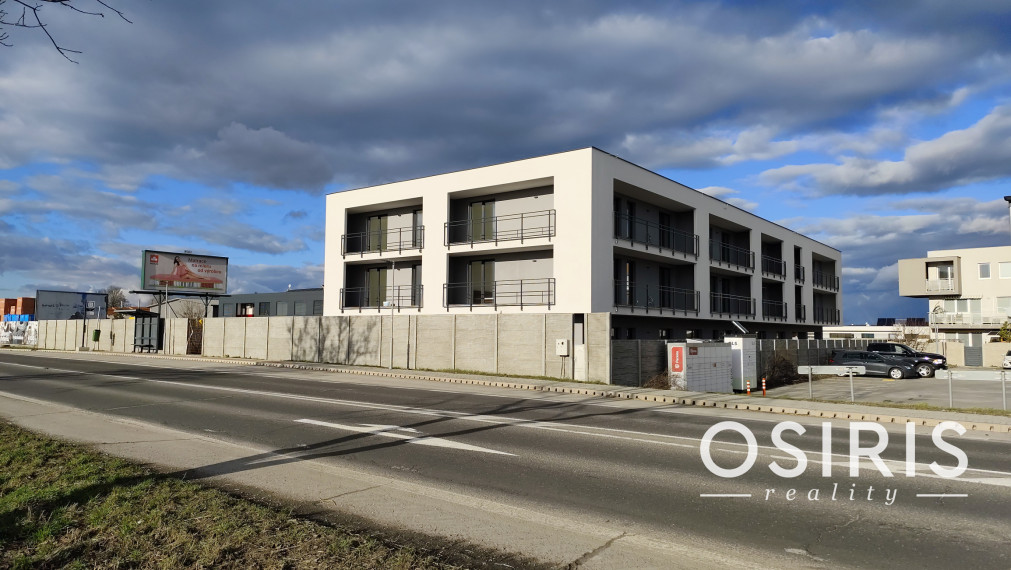 Klimatizovaný 3i byt v novostavbe z r. 2026, terasa 24 m2, 1 x parkovanie