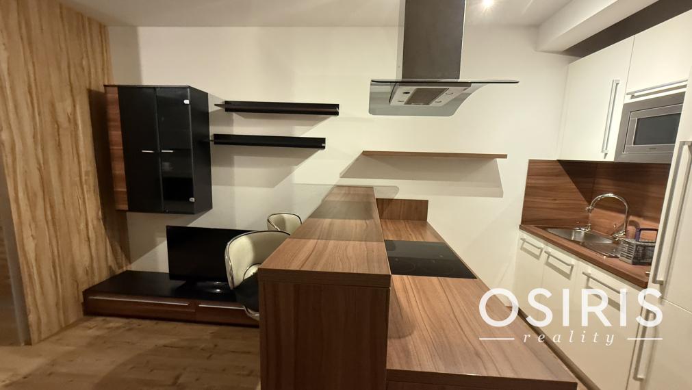 Klimatizovaný 1.5-izbový byt, parkovacie miesto, novostavba