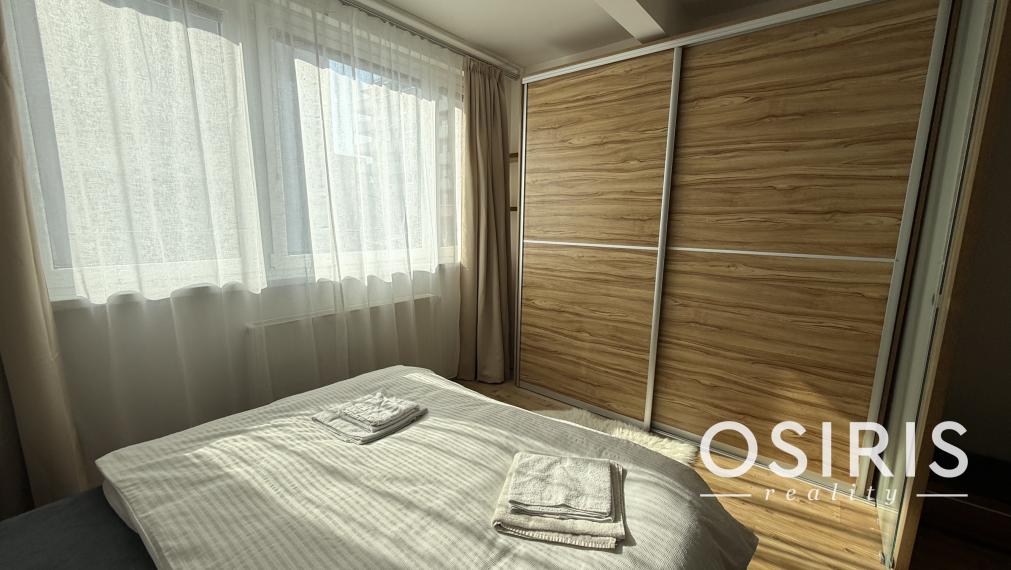 Klimatizovaný 1.5-izbový byt, parkovacie miesto, novostavba