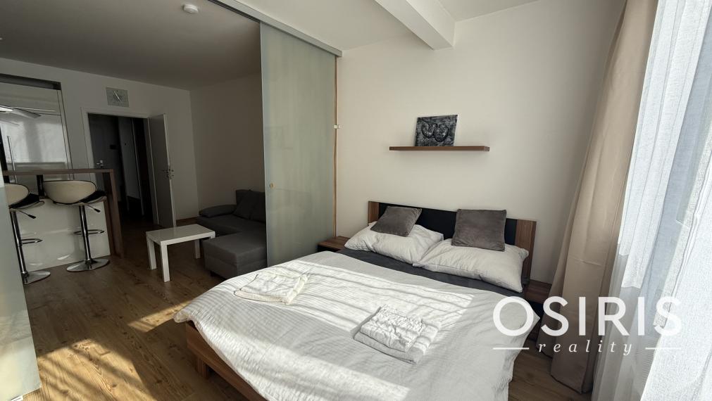 Klimatizovaný 1.5-izbový byt, parkovacie miesto, novostavba