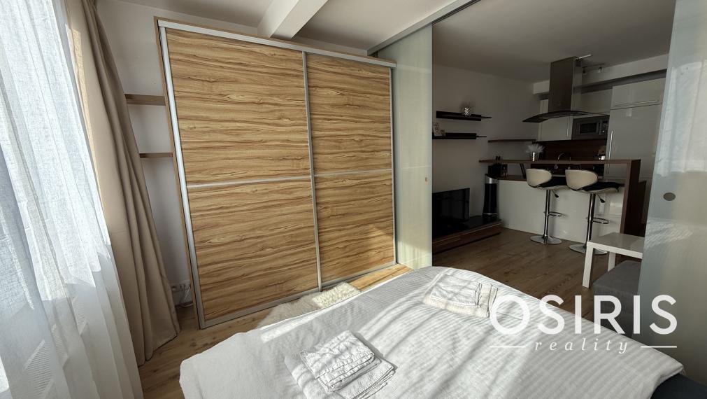 Klimatizovaný 1.5-izbový byt, parkovacie miesto, novostavba