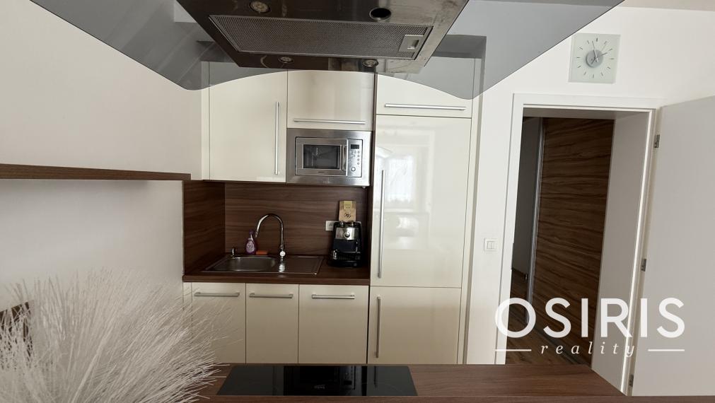 Klimatizovaný 1.5-izbový byt, parkovacie miesto, novostavba