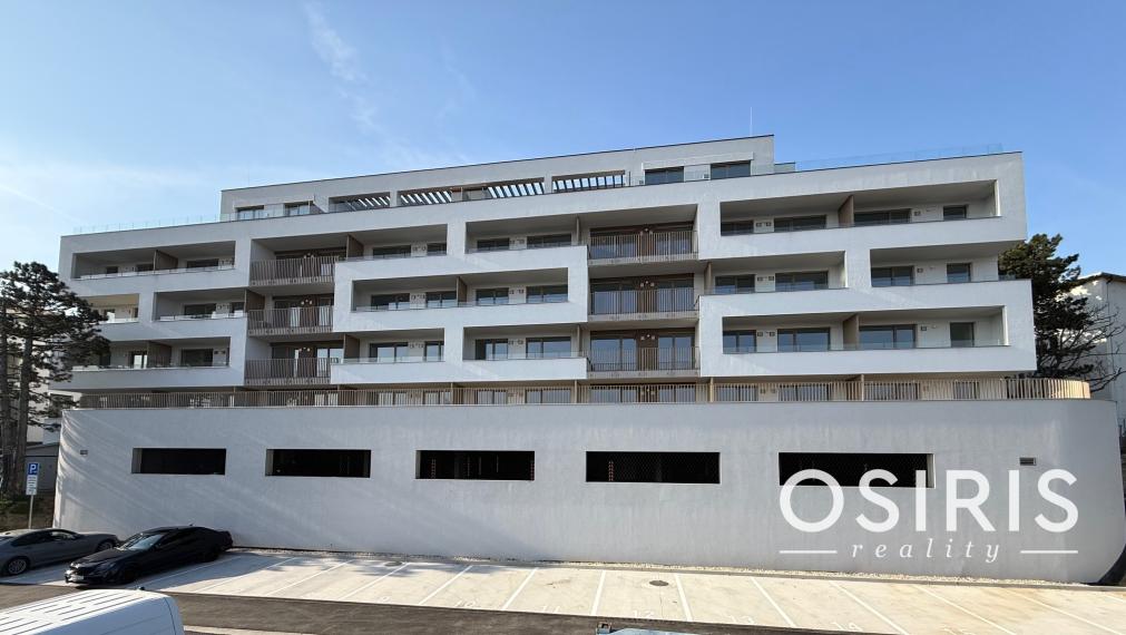 Skolaudované - 2 izb.byt s veľkým balkónom a krásnym výhľadom na Bratislavu